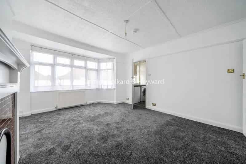 One Bedroom Maisonette with Study To Rent