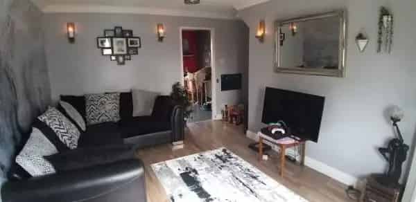 3 Bed House Near Shops Schools Parks Canal