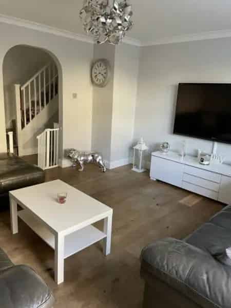 3 Bedroom House Isleworth Close to Shops Schools
