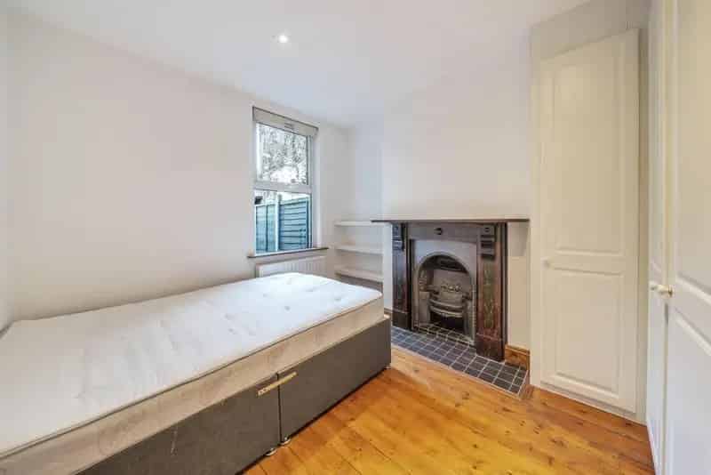 One Bedroom Period Flat near Battersea Park