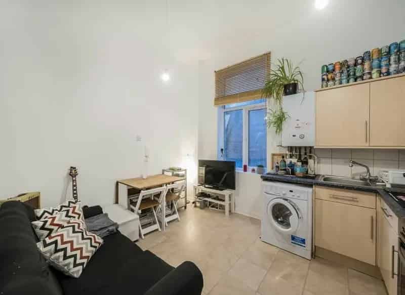Spacious Studio Apartment with Separate Lounge
