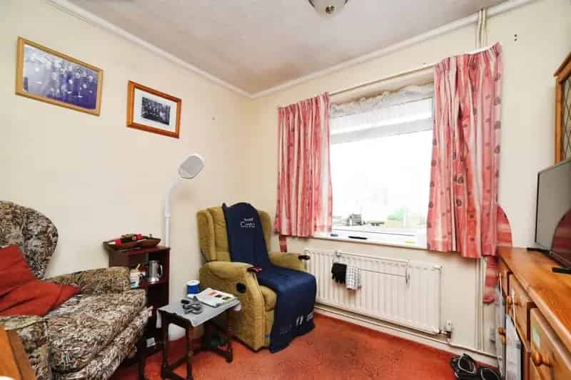 Highworth Chalet Bungalow: Flexible Living, Generous Garden, Modernisation Potential