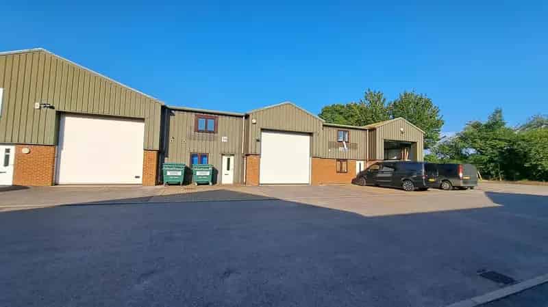 Murrell Green Unit: Office Space with Mezzanine Storage and Parking
