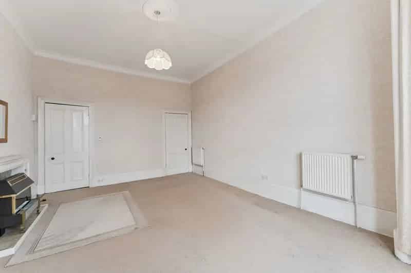 Spacious West End Apartment - 4 Rooms - Modernisation Needed
