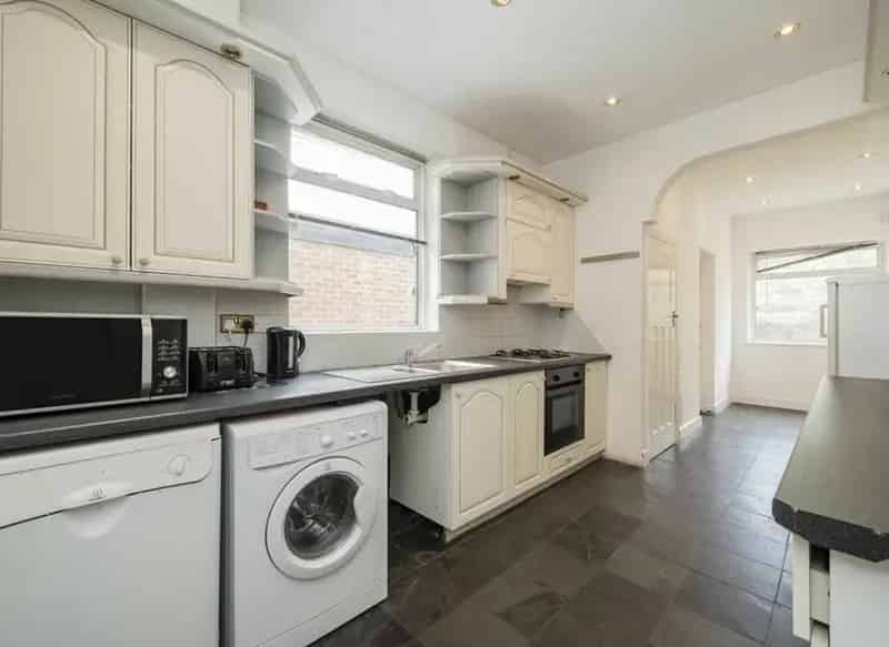 5 Bedroom Semi-Detached House Near Ealing Common Station