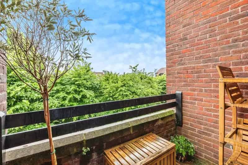 2-Bed Apartment Rownham Mead Bristol Modern Kitchen Parking Balcony