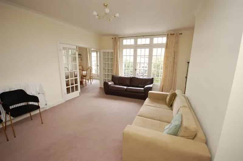 4 Bedroom Apartment for Sale Near Town Centre and Beach