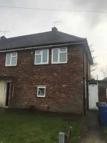 House near schools and shops 1 mile from town centre