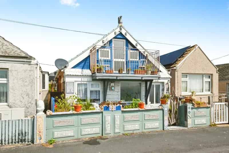 Three Bedroom Detached Chalet Bungalow Near Jaywick Sands Beach