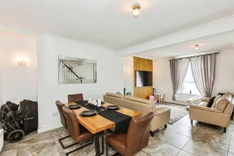 3 Bedroom Mid Terrace House For Sale