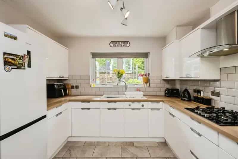 4 Bedroom Detached House Bryncoch Neath