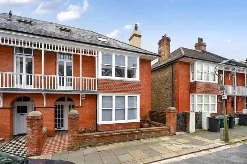 3 Bedroom Maisonette for Sale