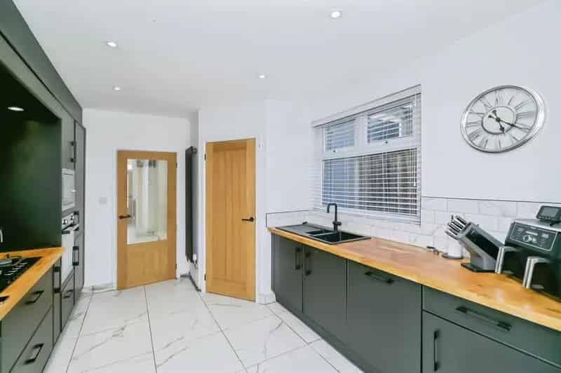 5 Bedroom Terraced House - Recently Renovated Family Home