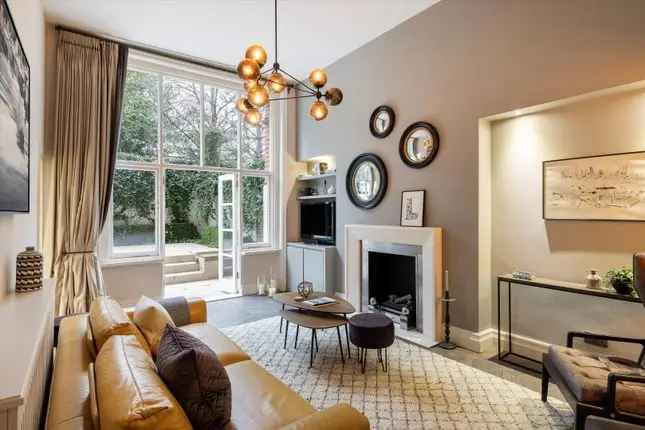 Flat for sale in Embankment Gardens, Chelsea SW3.