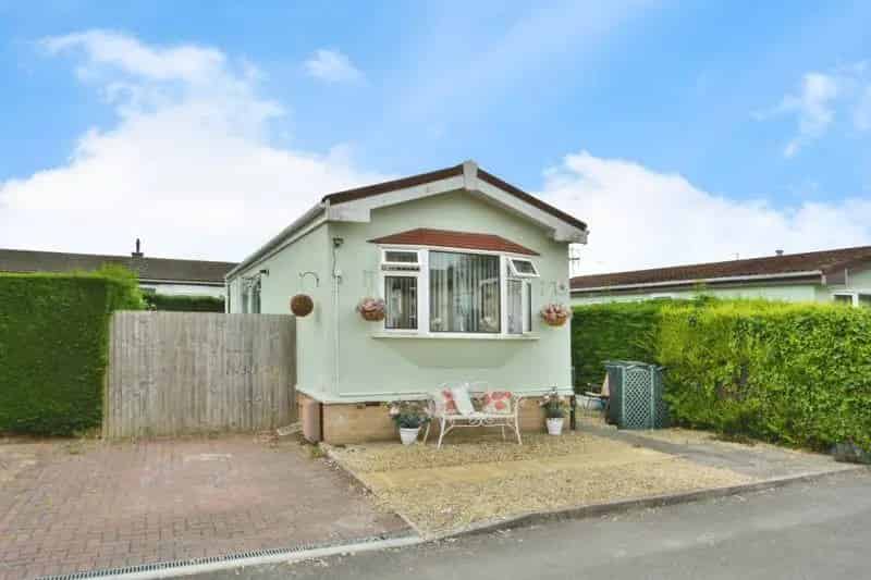 1 Bedroom Detached Bungalow for Sale