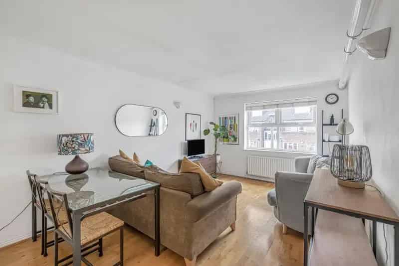 2-Bedroom Flat Near Clapham Junction Station