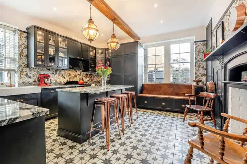 6 Bedroom Detached House for Sale