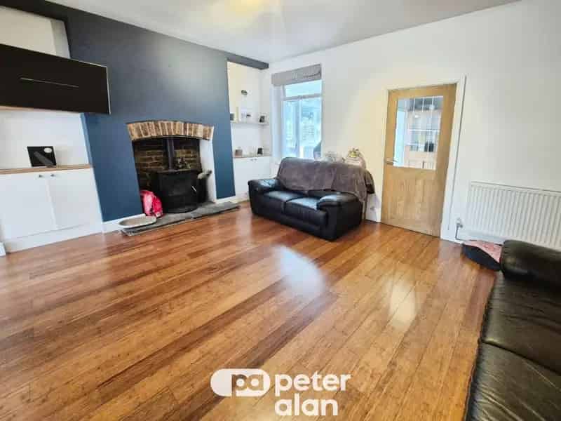 2 Bed End Terrace House Near Town Centre