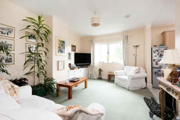 2 Bedroom Maisonette with Garden Parking and Garages for Sale