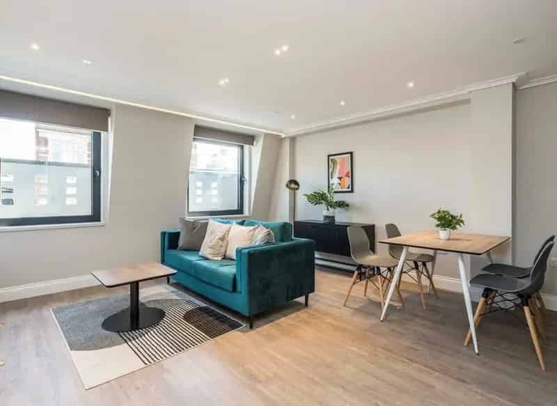 Luxury Goldhawk Road Apartment - Newly Renovated