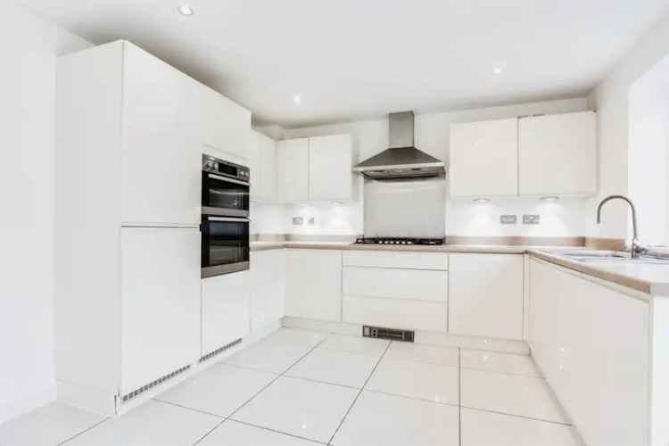 Four Bedroom Detached House With Garage and Electric Charging Point