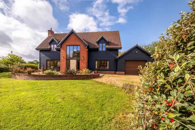 4 Bedroom Detached House with High Tech Features