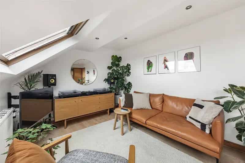8 Bedroom Semi-Detached House for Sale in London