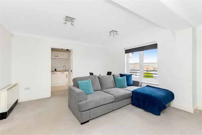 2 Bed Top Floor Flat with 1 Reception Room Near Amenities