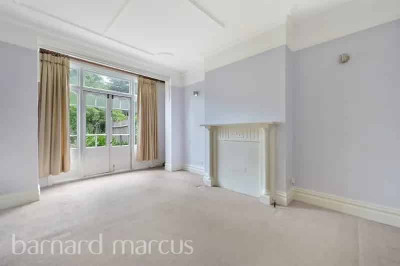 Three Bedroom Family Home Near Tooting Bec Common