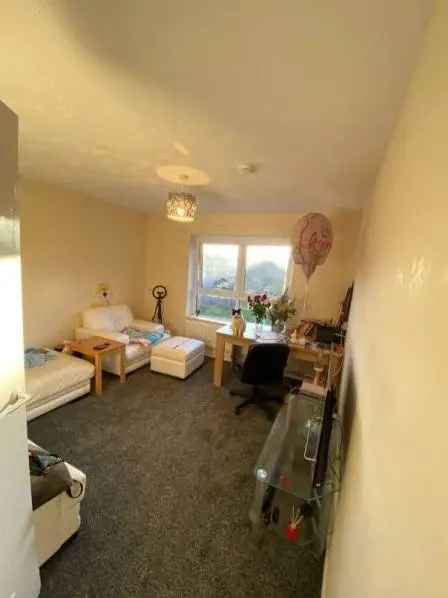 Flat For Rent in Borough of Swale, England