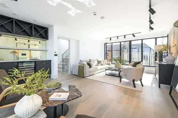 Modern Family Home with Multiple Bedrooms and Roof Terraces