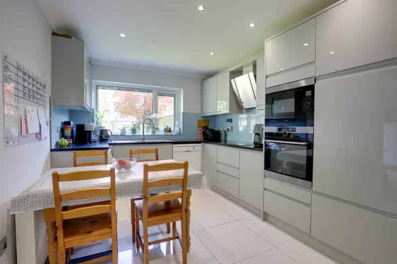 3 Bedroom End Terrace House to Rent Near Excellent Schools