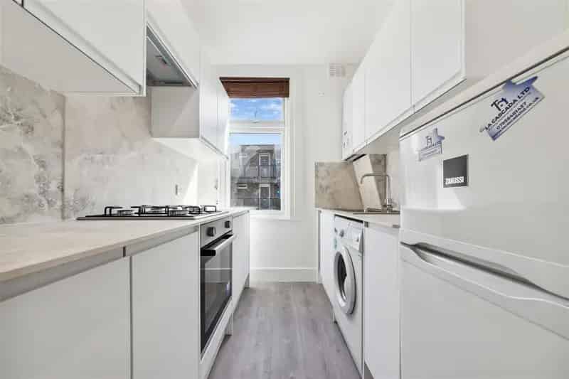 2 Bedroom Maisonette House to Rent Near Brockwell Park