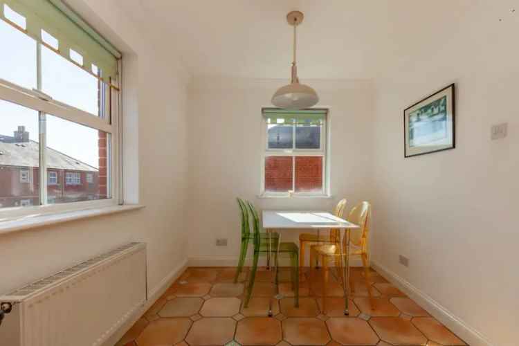 2 Bedroom Maisonette Apartment with Waterside Views in Oxford