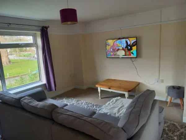 Spacious 2-Bedroom Flat with Private Gardens