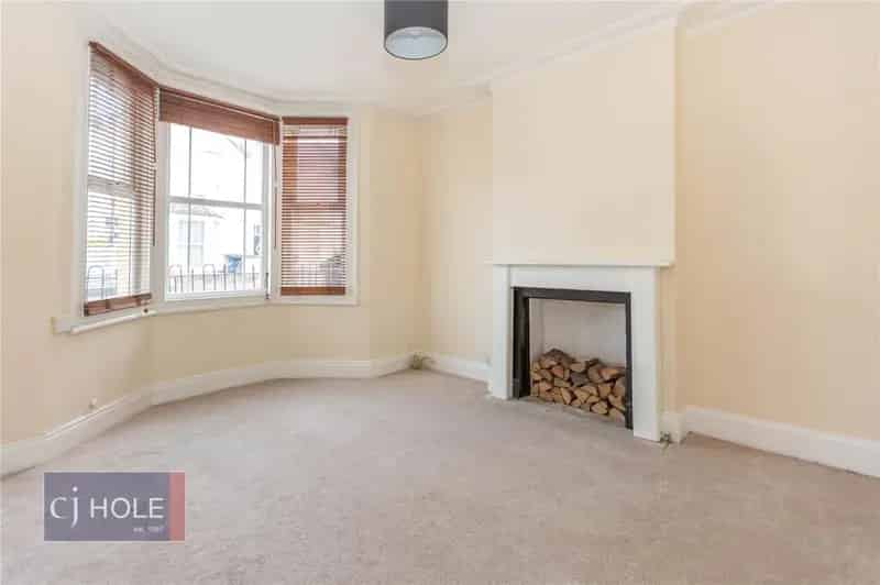 2 Bedroom Terraced House Near Westbury-on-Trym