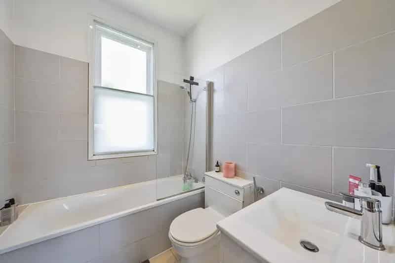 Spacious Two Double Bedroom Flat Near Amenities