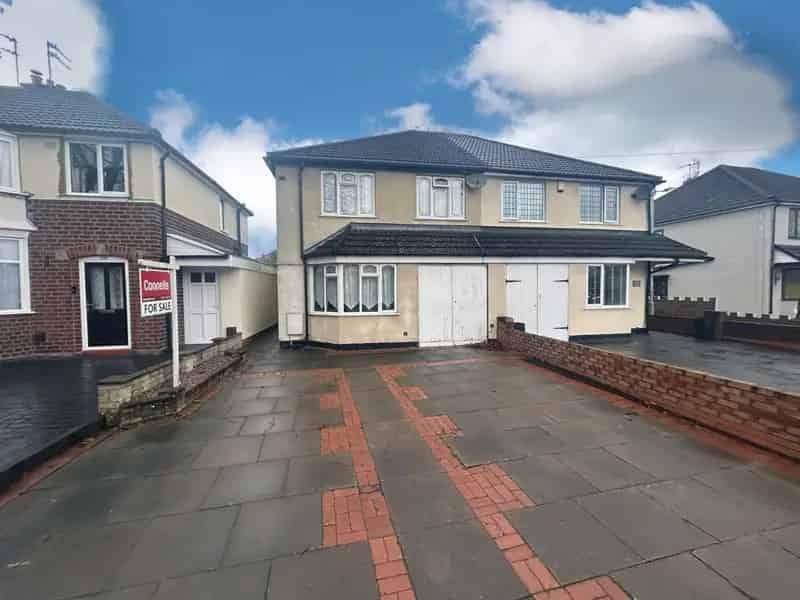 Three Bedroom Semi Detached House Penn No Onward Chain