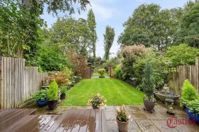 Terraced House for Sale in Avenue Road N6