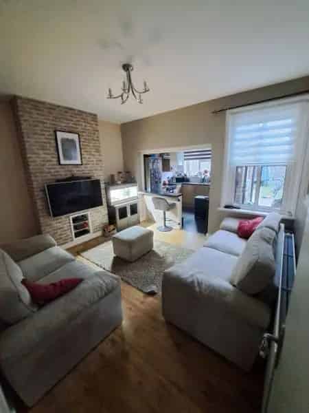 2 Bed Mid Terrace House Near Schools and Amenities