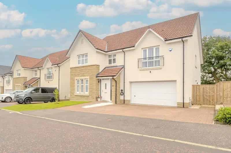 5 Bedroom Detached Villa For Sale