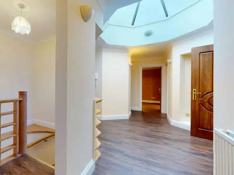 Luxury Penthouse Apartment with Roof Terrace and Secure Parking