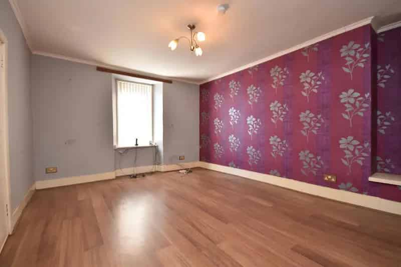 Three Storey Maisonette Near Town Centre - Ideal Buy To Let