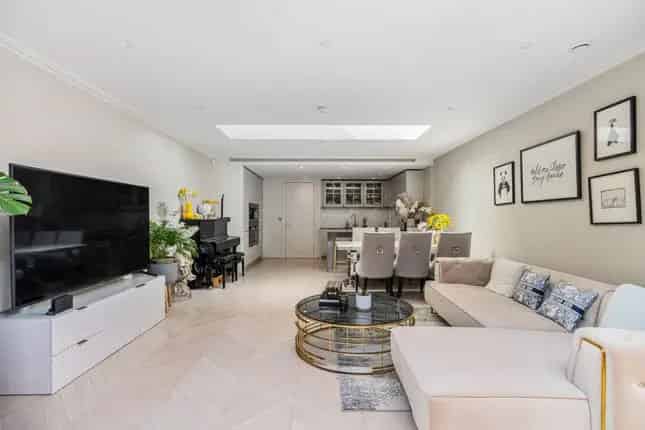 Luxury 3-Floor Townhouse in Hampstead London