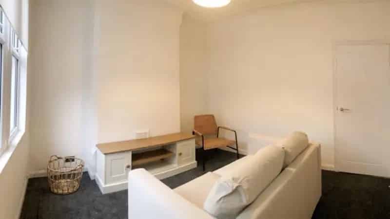Two Bedroom Terraced House Near Nottingham City Centre