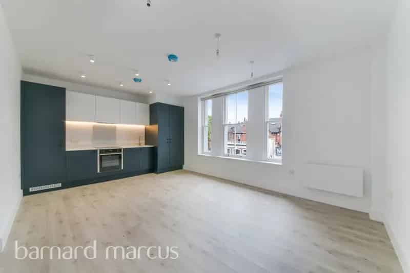 Luxury 2-Bed Apartment Near Streatham Station Zero Deposit Available