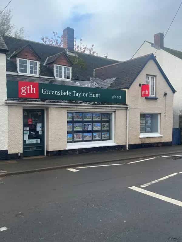 Retail Unit For Sale Suitable for Shop Office Cafe or Clinic
