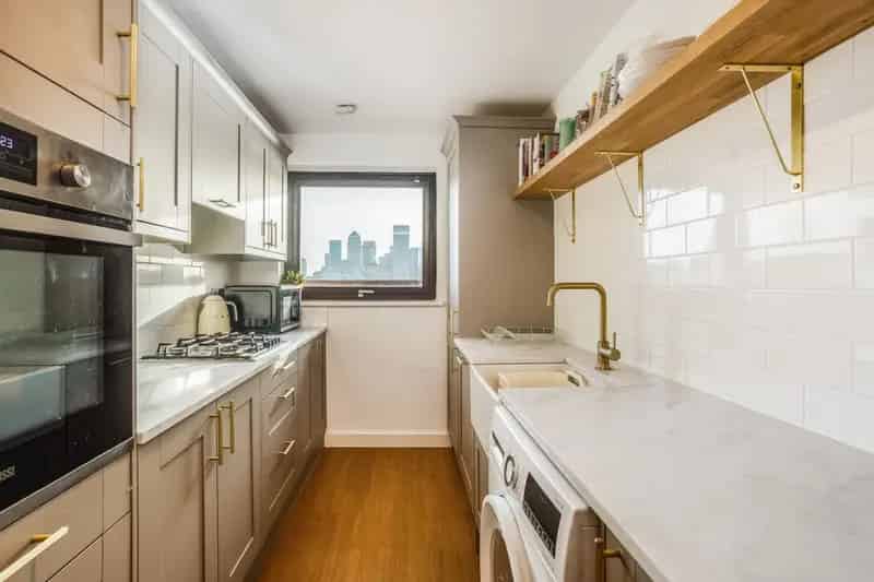 2 Bedroom River View Apartment with Parking Canary Wharf