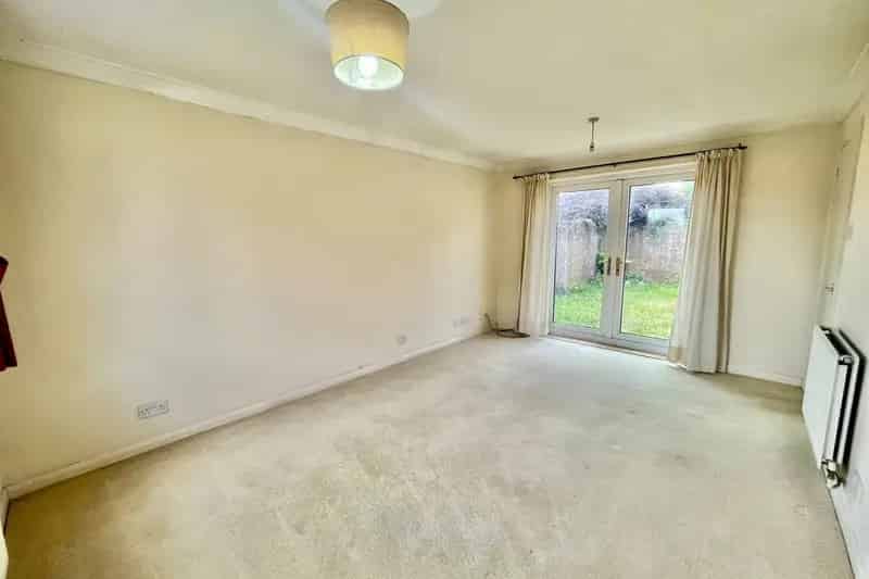 2 Double Bedroom House with Garden and Parking Zero Deposit Available