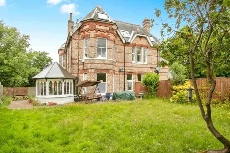 3 Bedroom Garden Flat for Sale - 1800 sq ft